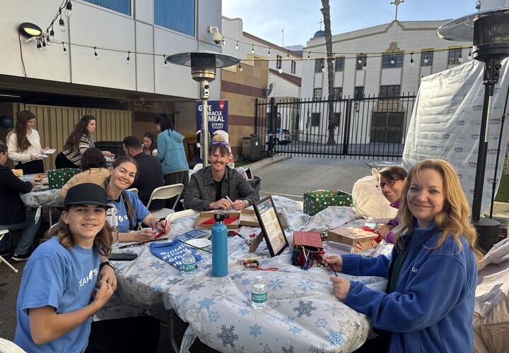 SDG&E employees volunteer during SDGivE holiday campaign