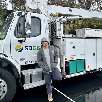 Lineman Thai Keoveunxay Took ‘One Calm Step at a Time’ to Help Pull Injured Driver to Safety