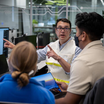 Male SDG&E employee trains emergency operation responders during an exercise drill. 